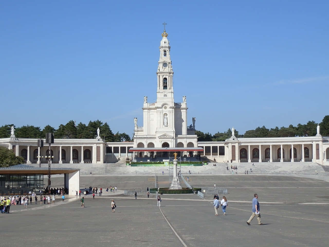 Fatima Sanctuary With Visitors Picture