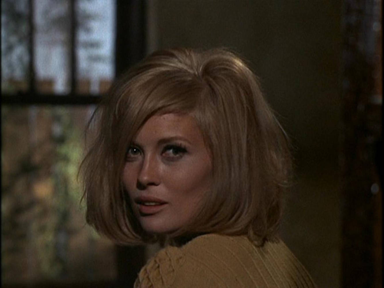 Faye Dunaway As Bonnie Parker In 1967 Movie Wallpaper