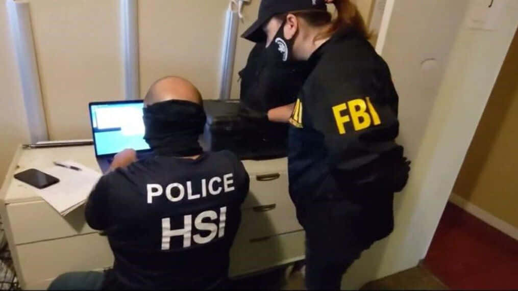 Dueagenti Dell'fbi Che Lavorano Su Un Laptop Sfondo