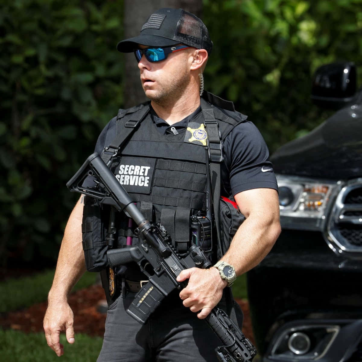 En politibetjent med en pistol, der går ned ad gaden. Wallpaper