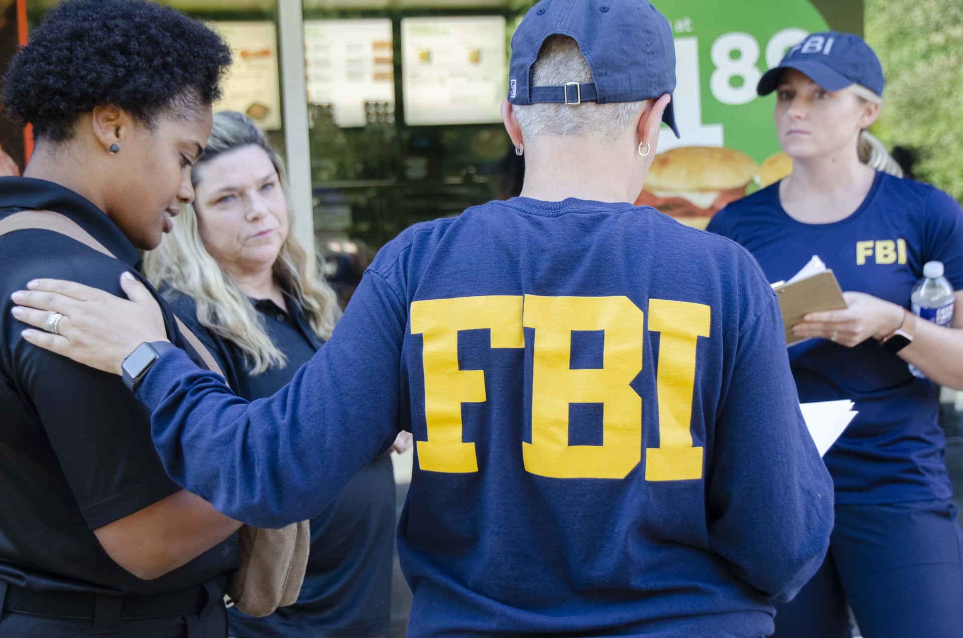 FBI-agenter i uniform stående uden for en restaurant Wallpaper