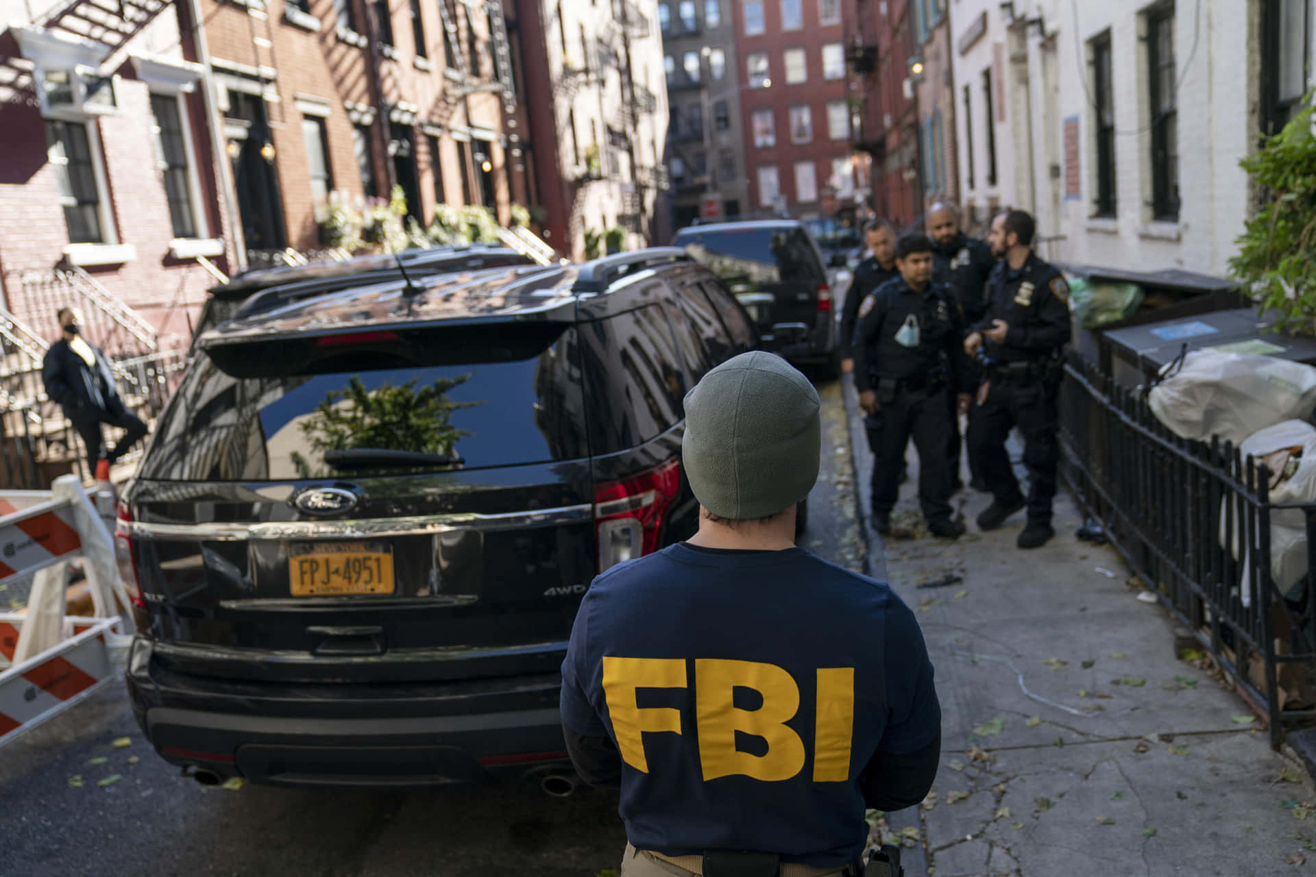 Fbi-agenter står foran en bil Wallpaper