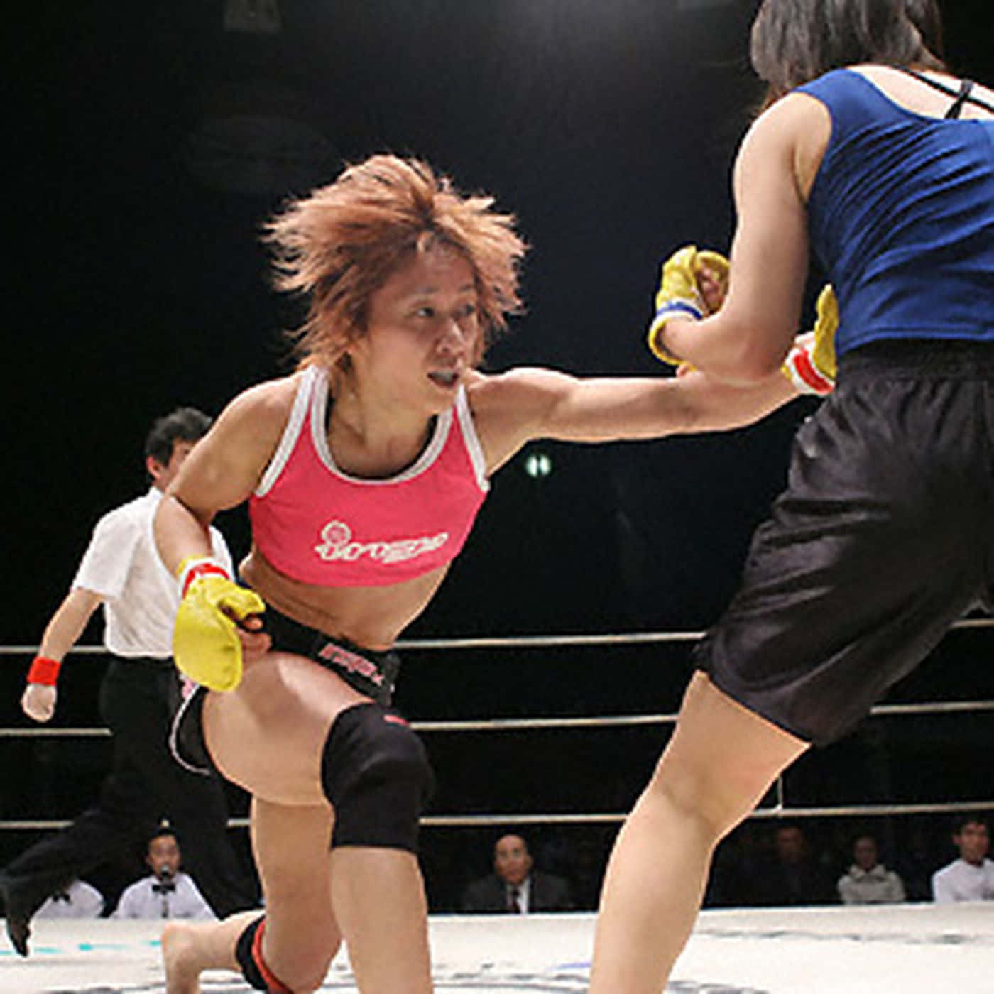 Frygtløs Megumi Fujii mod Lisa Ward i en kvindehåndbold kamp. Wallpaper