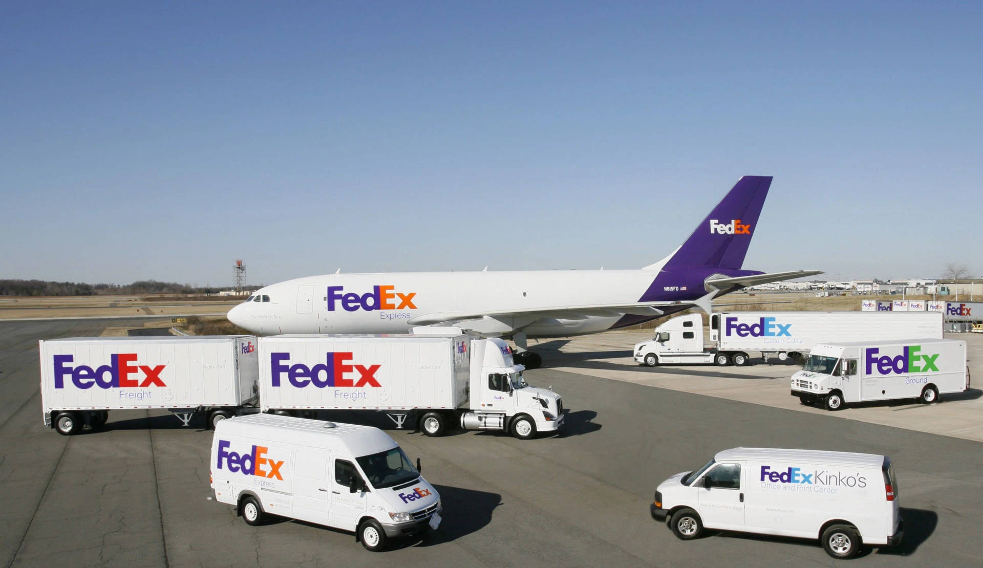 Fedex Express - Delivering Packages Globally Wallpaper