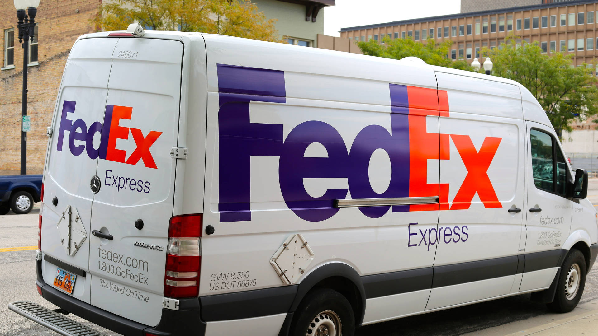 Fedex Express Delivery Van Wallpaper