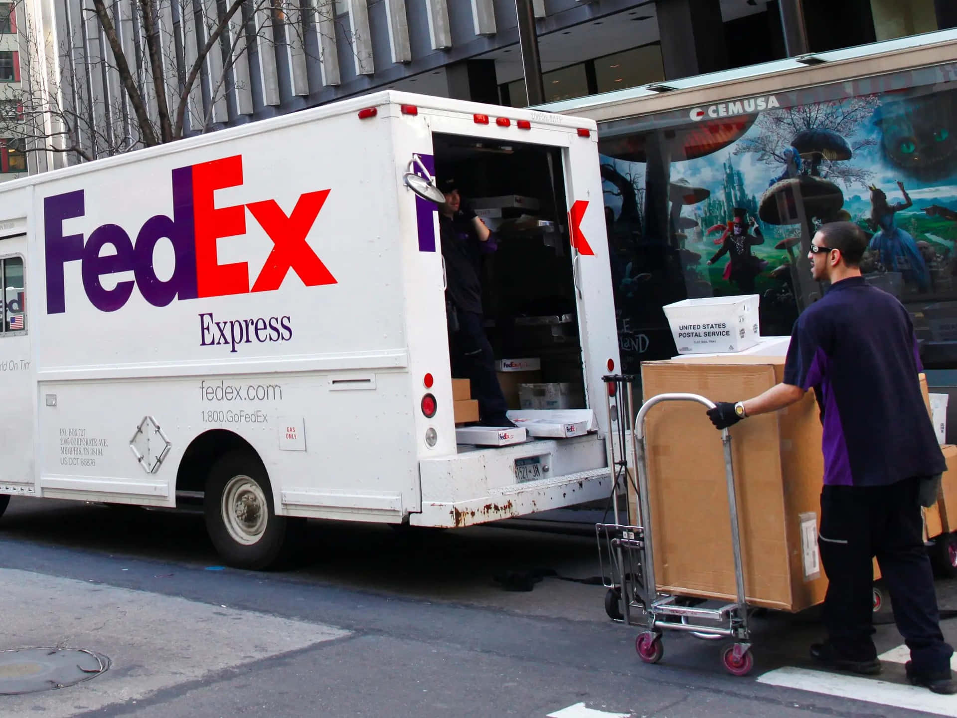 Camiónde Fedex Express Con Cajas En La Calle.