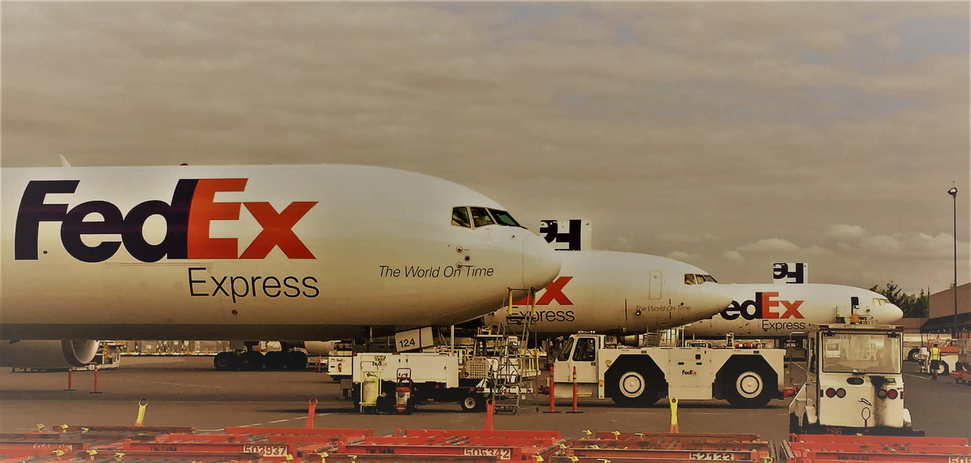 Ship your critical packages around the world with FedEx