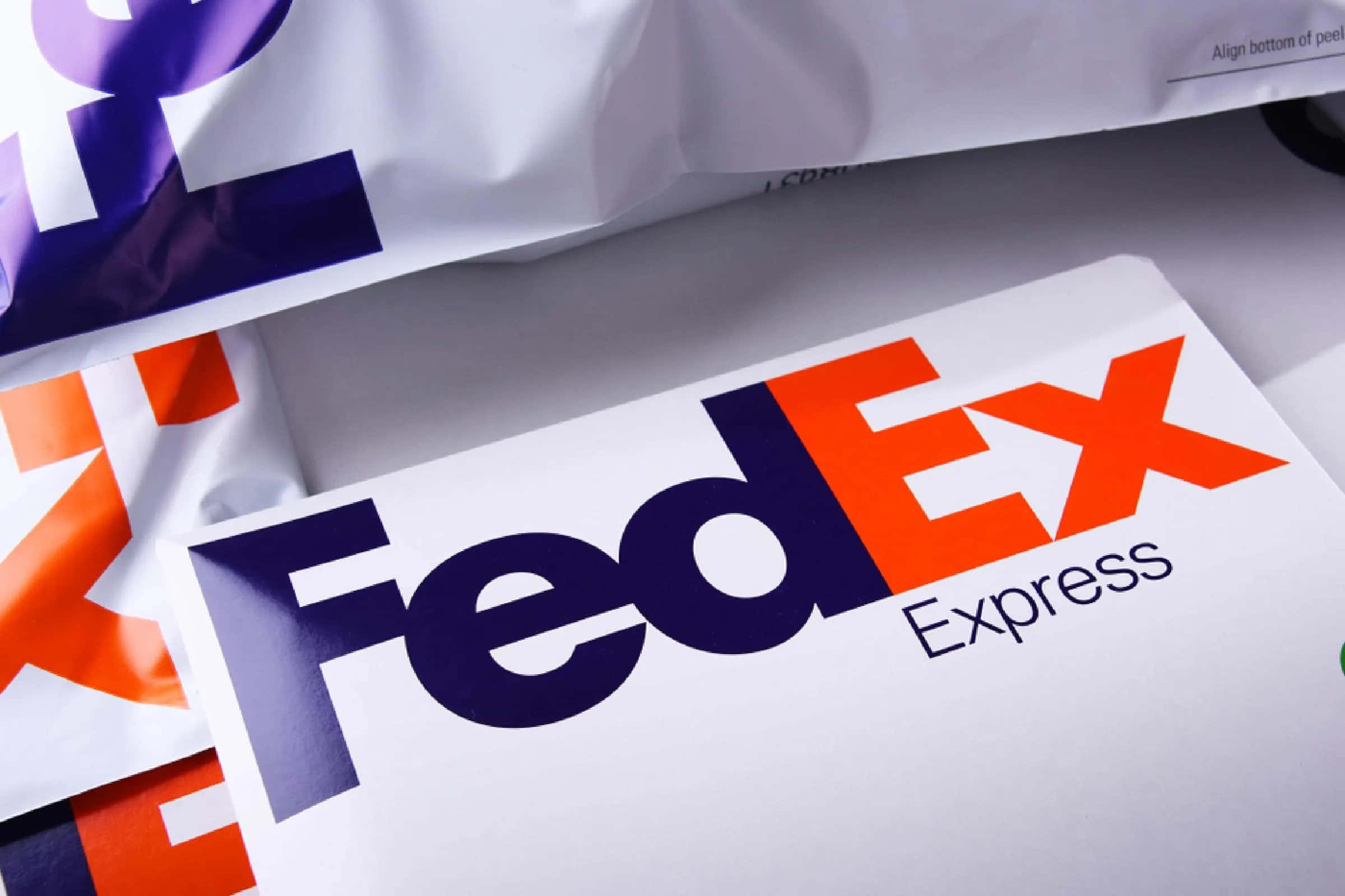 Fedexexpress Logoer På En Hvid Baggrund.