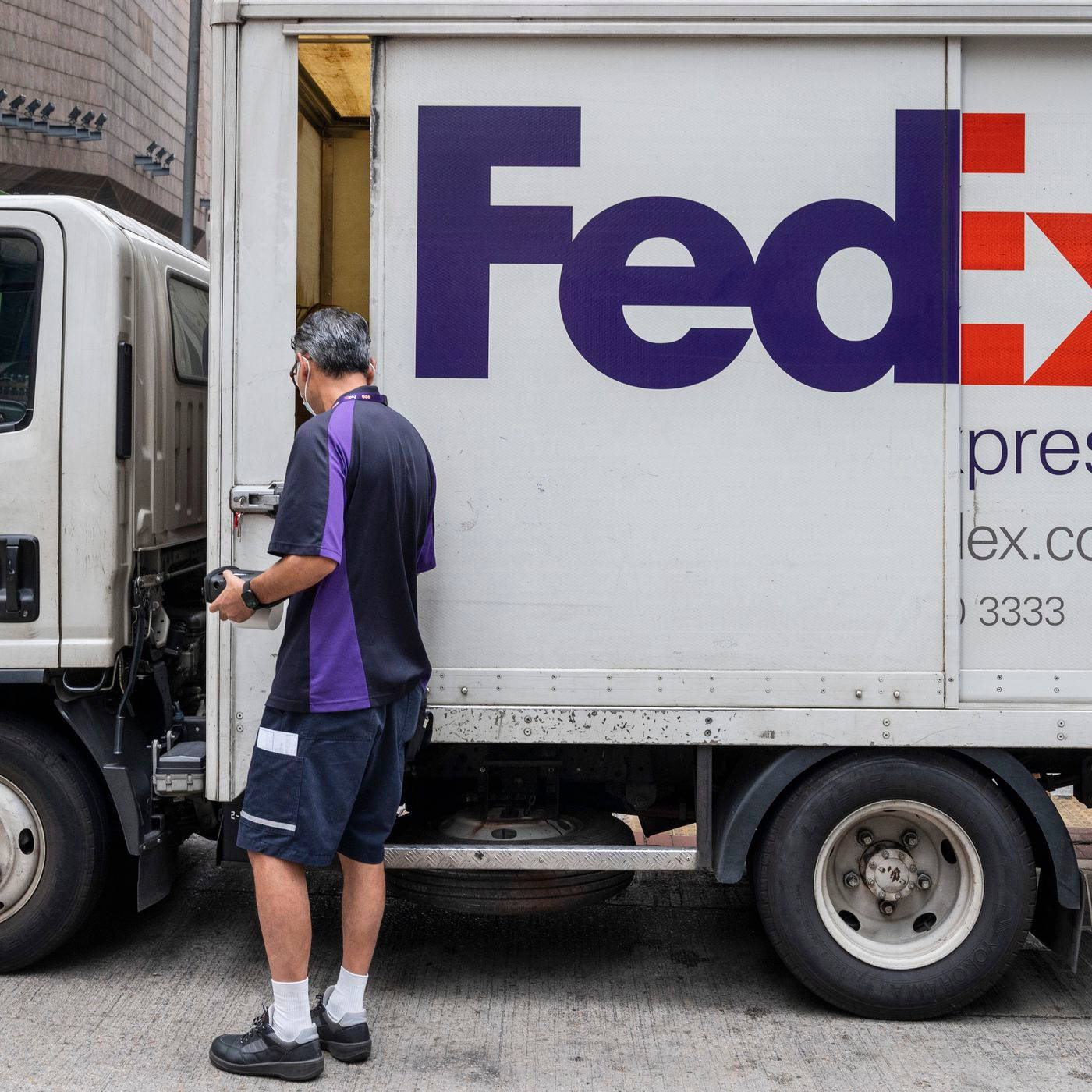 FedEx Tracking Delivery Driver Wallpaper