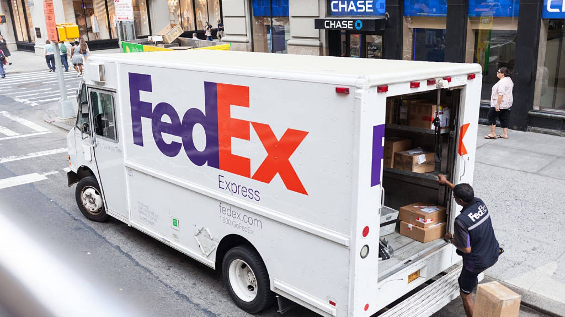 FedEx Tracking Delivery Unloading Wallpaper