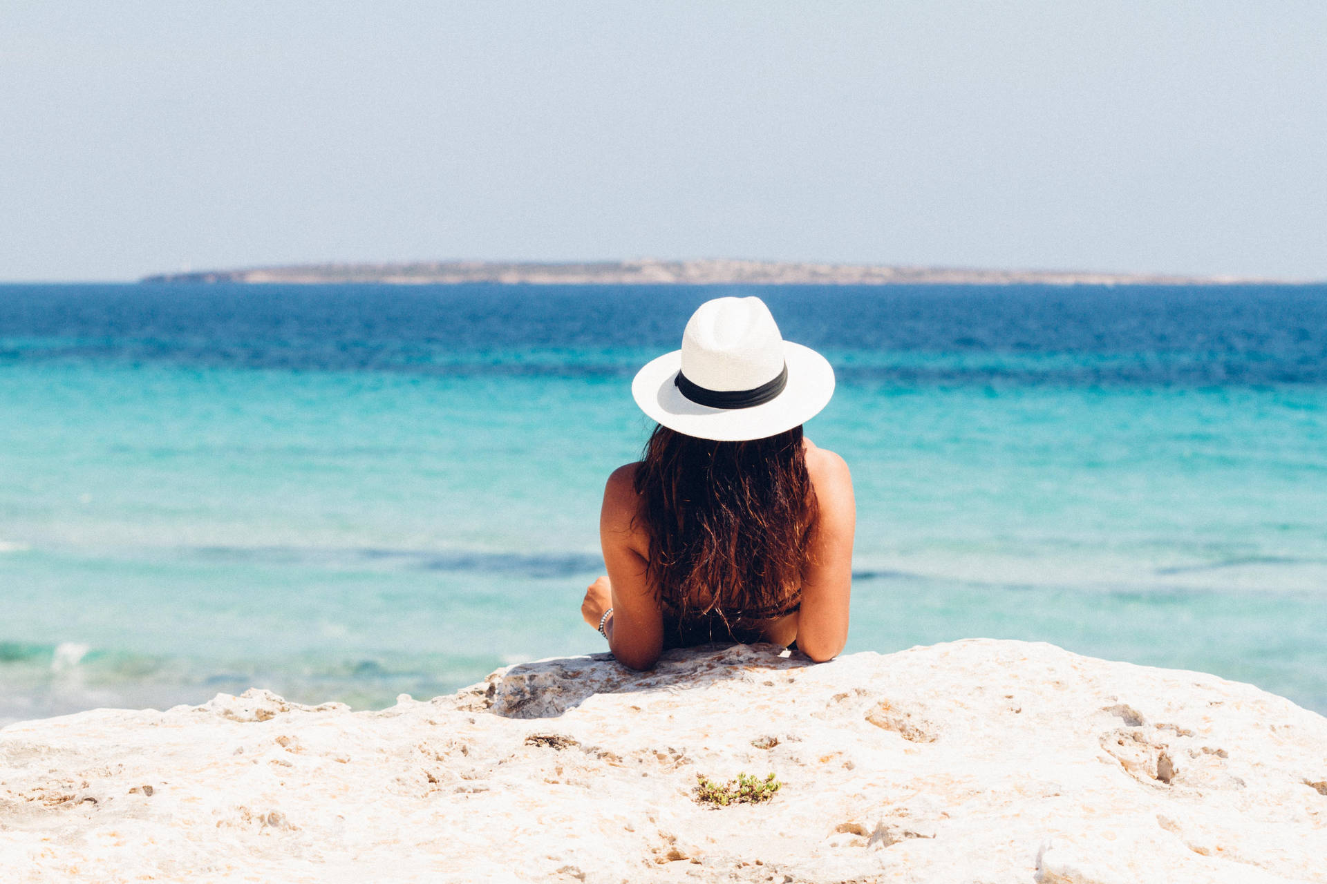 Fedora Lady On Vacation Wallpaper