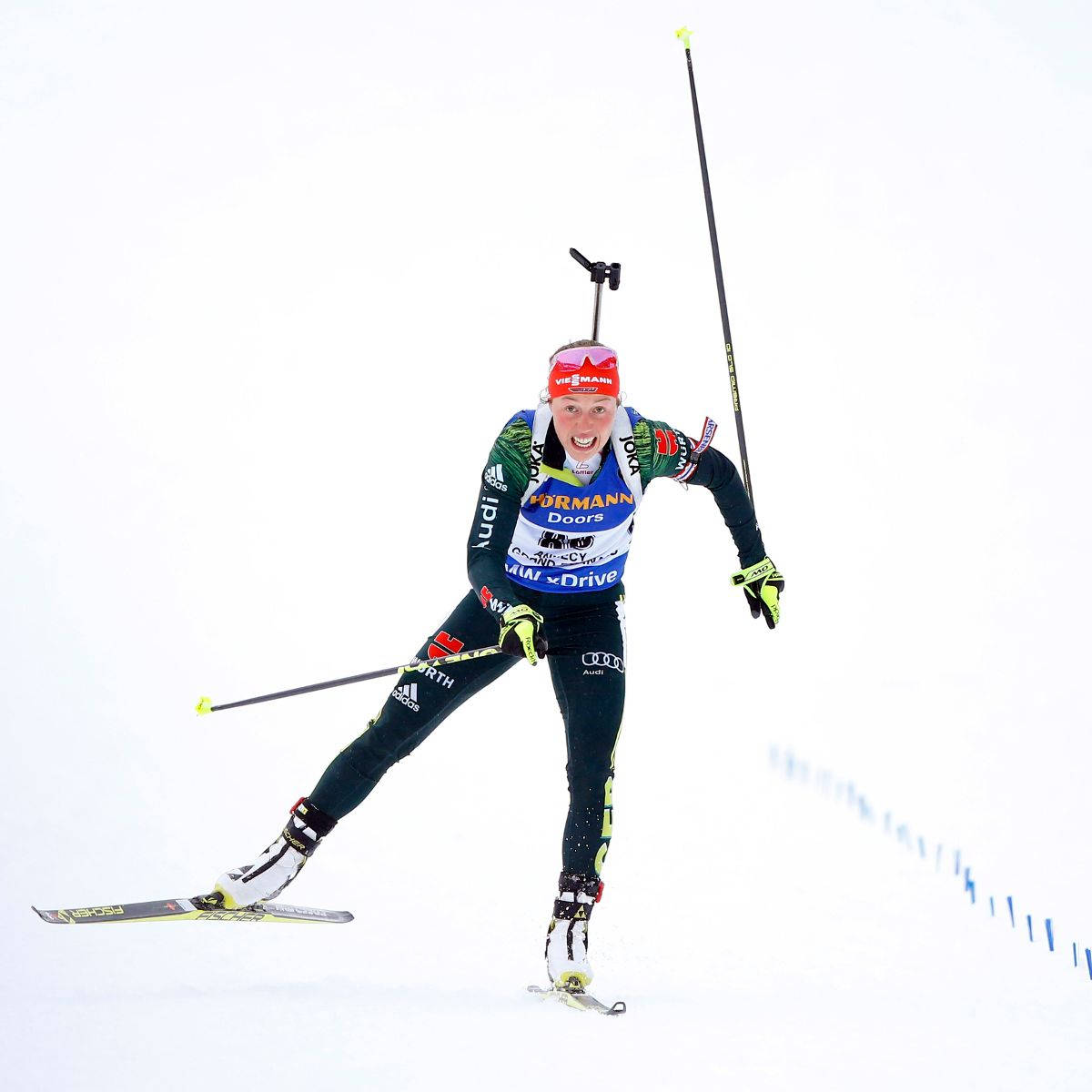 Kvindelig biathlonatlet ski ned ad bakke Wallpaper