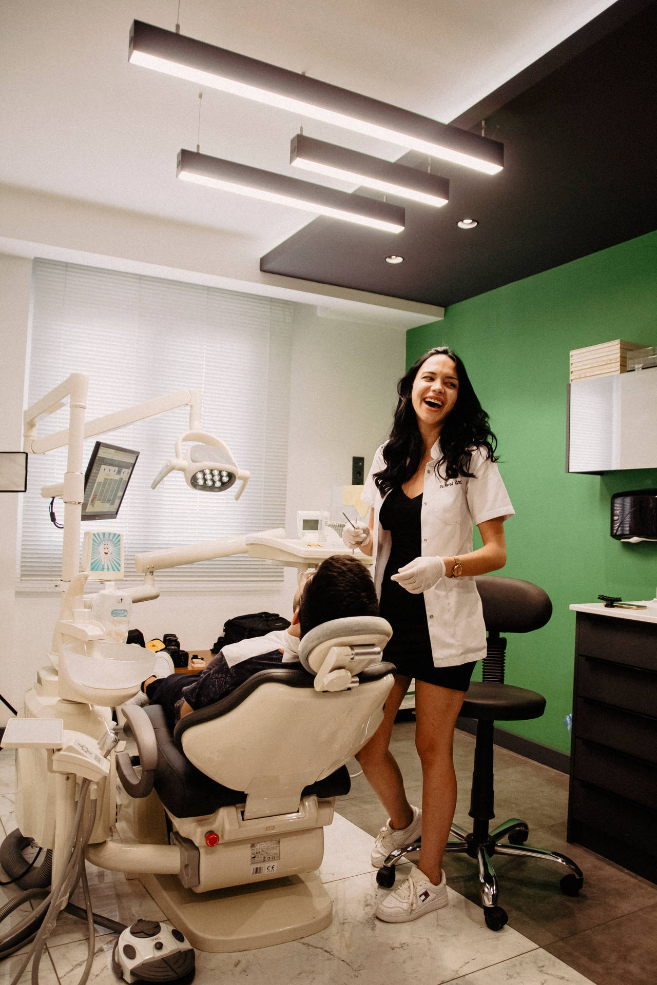 Dentistasorridente Feminina Da Odontologia. Papel de Parede
