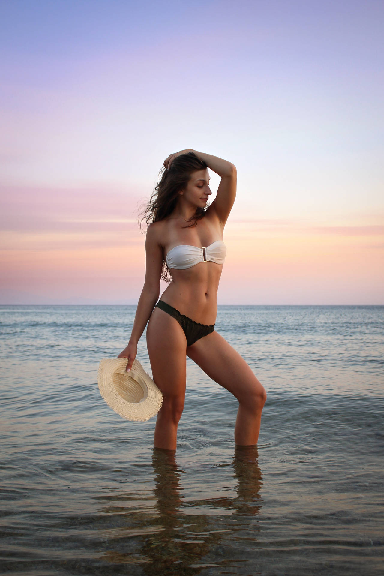 Kvinnligmodell I Svartvitt Bikini Wallpaper
