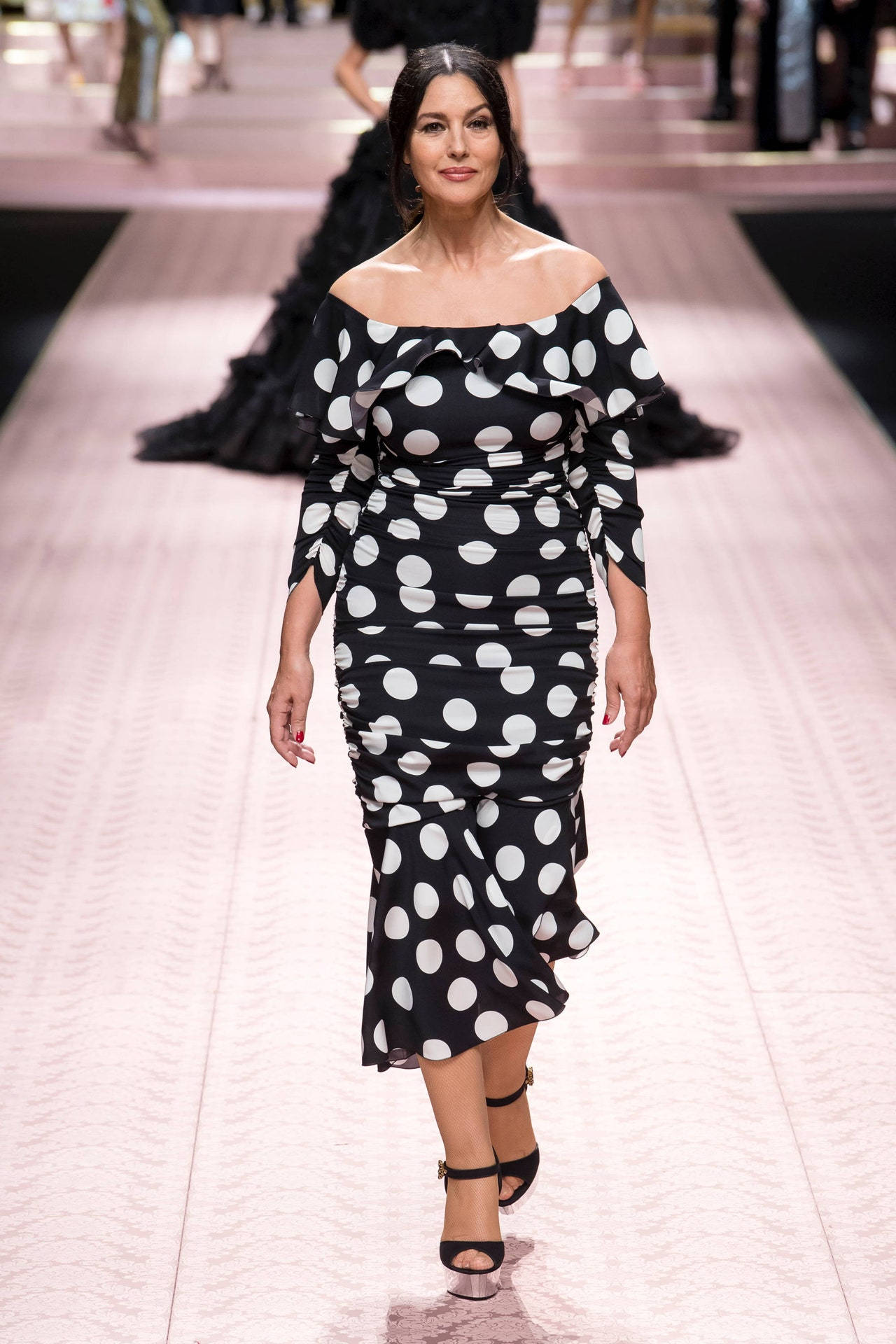 Kvindemodel i mønstret Dolce and Gabbana kjole Wallpaper
