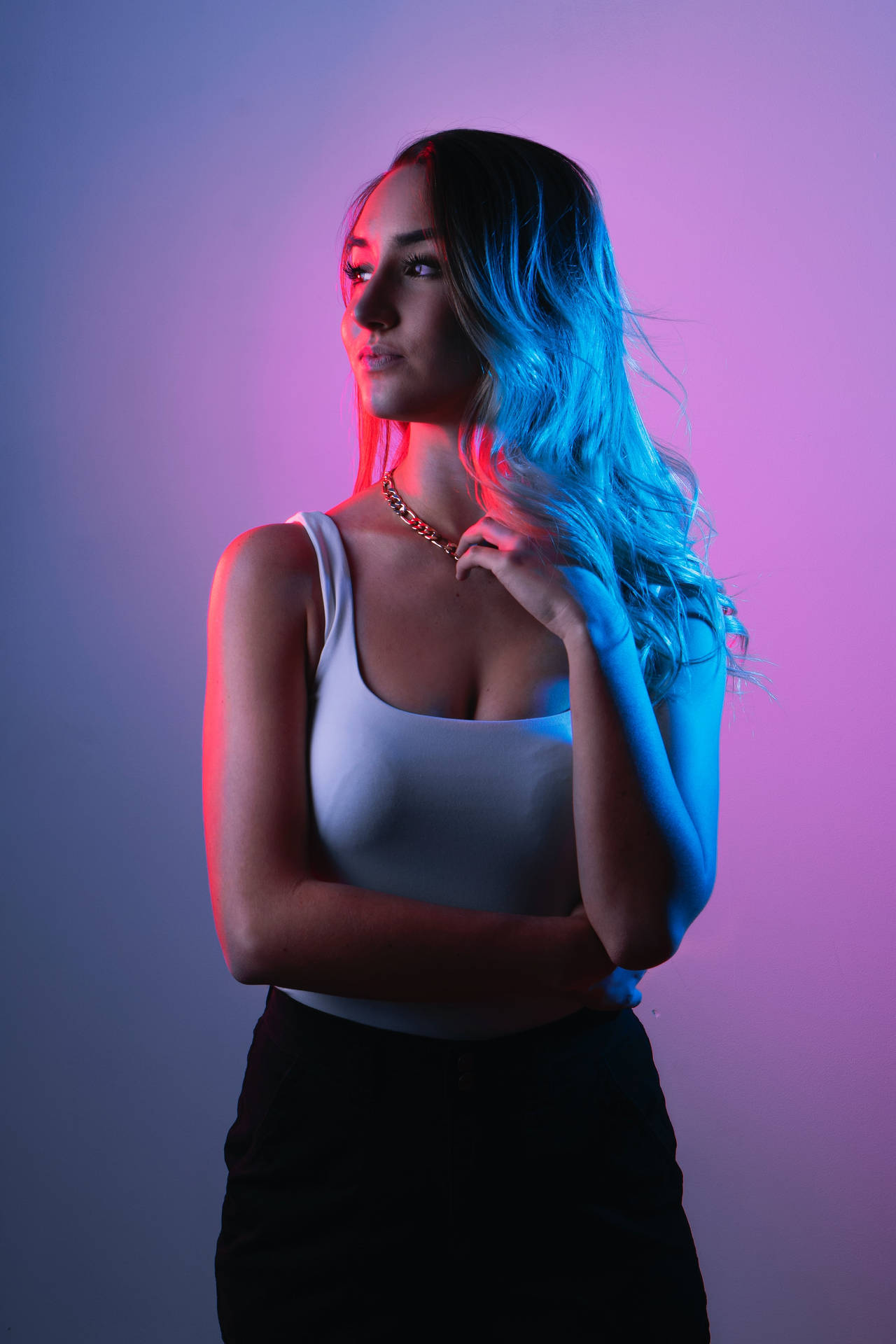 Kvindelig model med kunstneriske lys Wallpaper