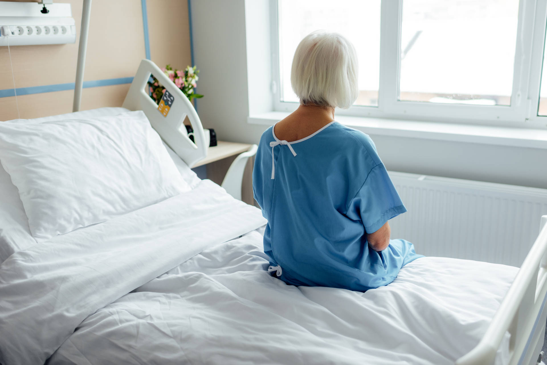 Kvindelig patient siddende på seng Wallpaper