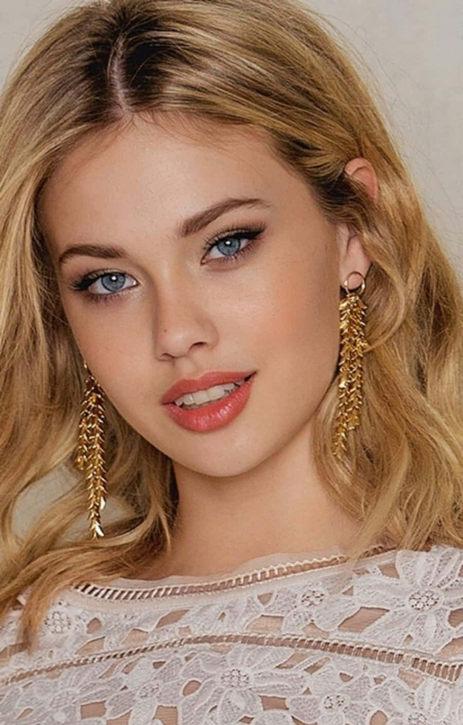 Female Gold Drop Earrings Picture