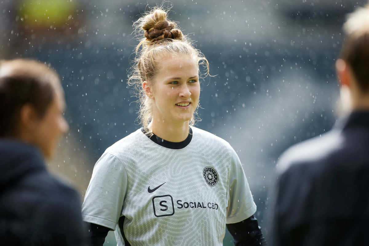 Joueuse De Football Féminine Entraînement Sous La Pluie Fond d'écran