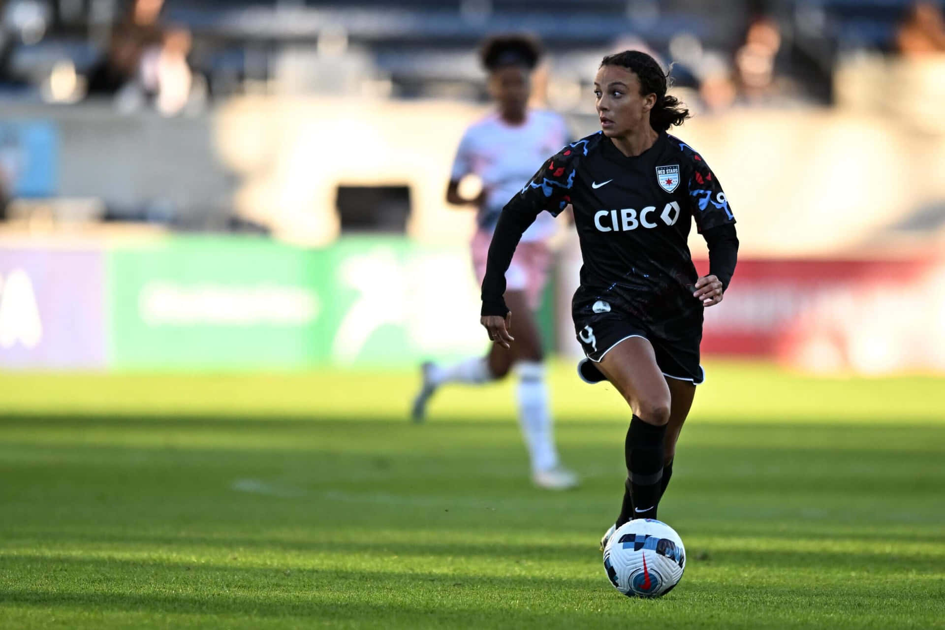 Joueuse De Football Féminine En Action Fond d'écran