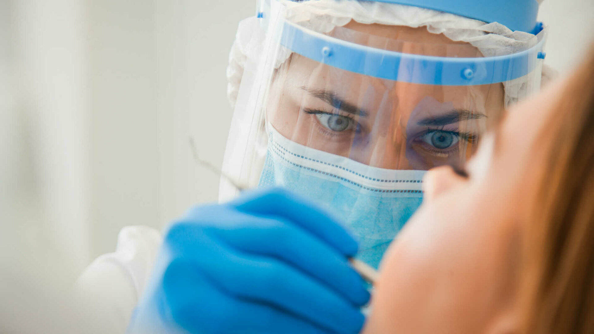 Female Surgeon Concentrating On Operation Wallpaper
