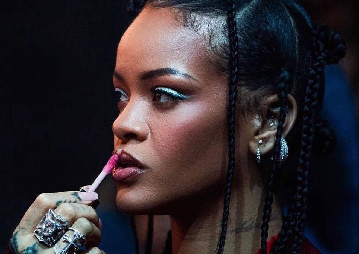 Fenty Rihanna Applying Lipstick Wallpaper