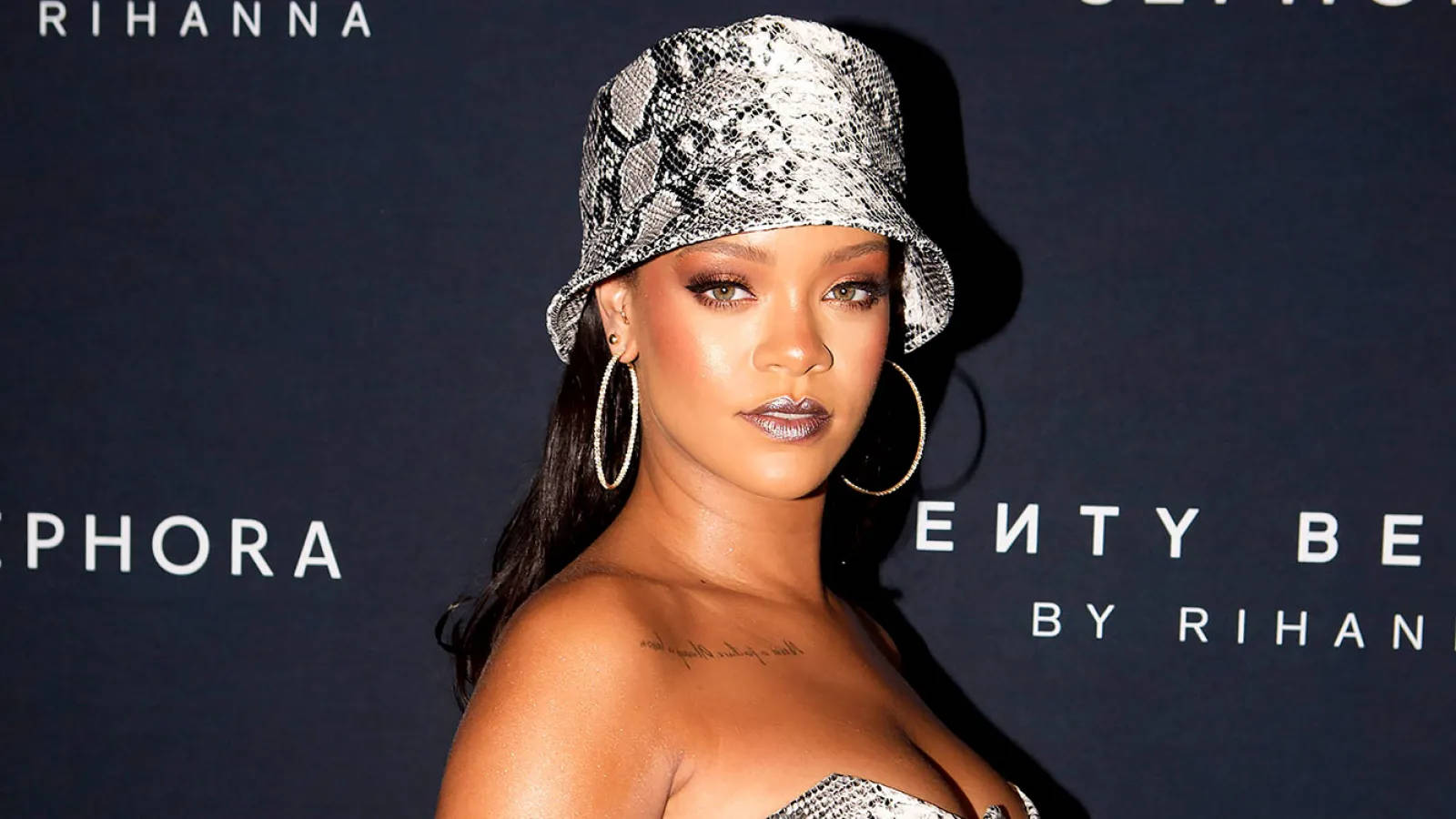 Fenty Rihanna Bucket Hat med Palmeblade Tegninger Wallpaper