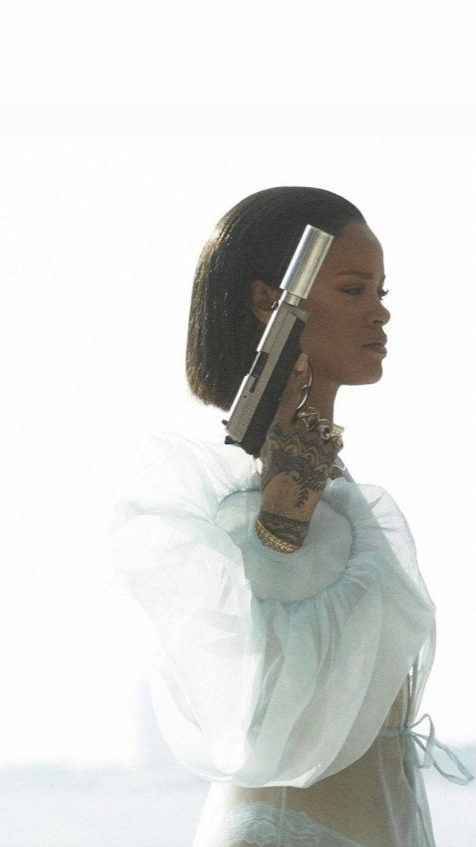 Fenty Rihanna Holder Et Våben Tapet Wallpaper