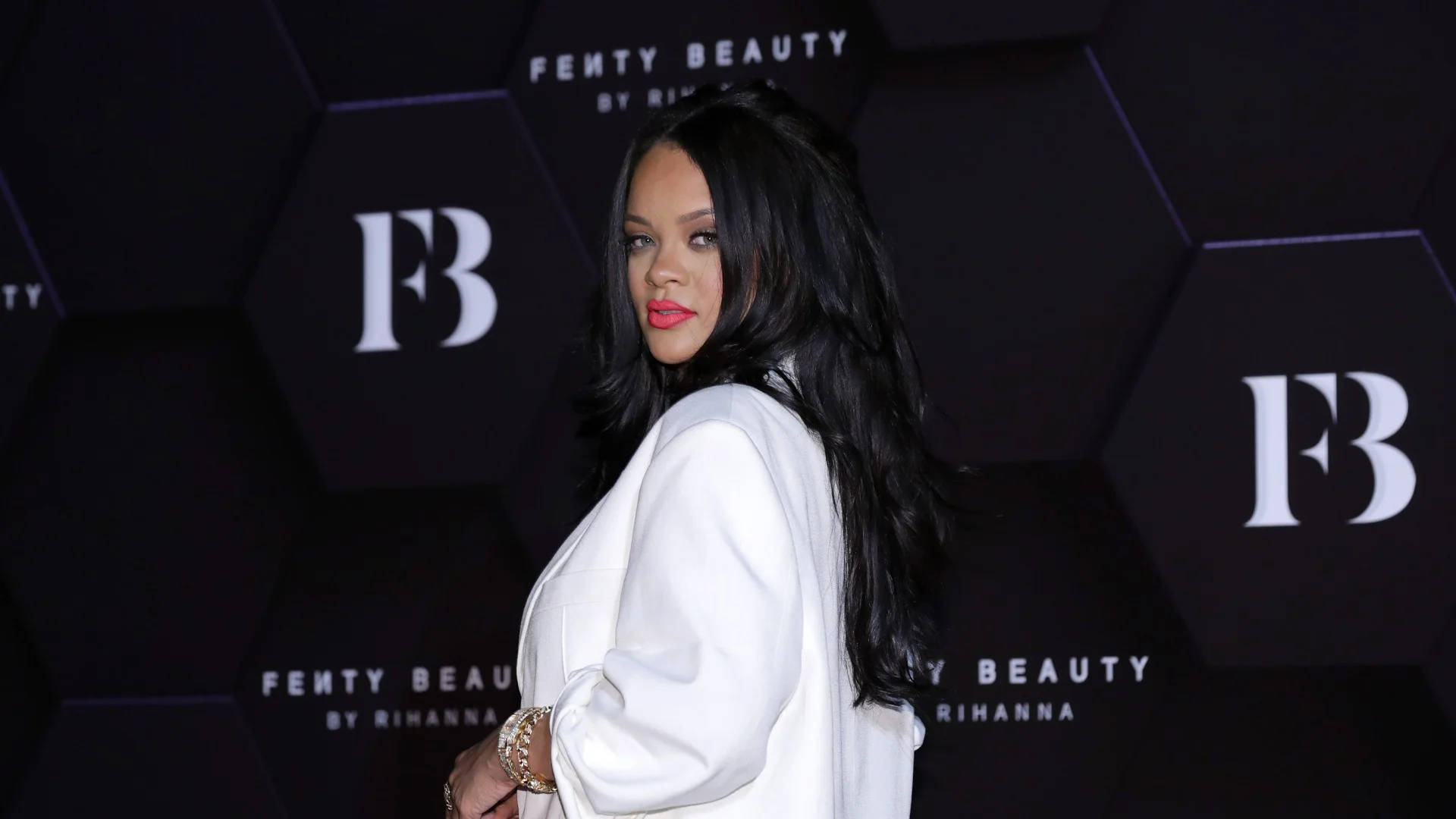 Wallpaper -  Fenty Rihanna Hvid Blazer Tapet Wallpaper