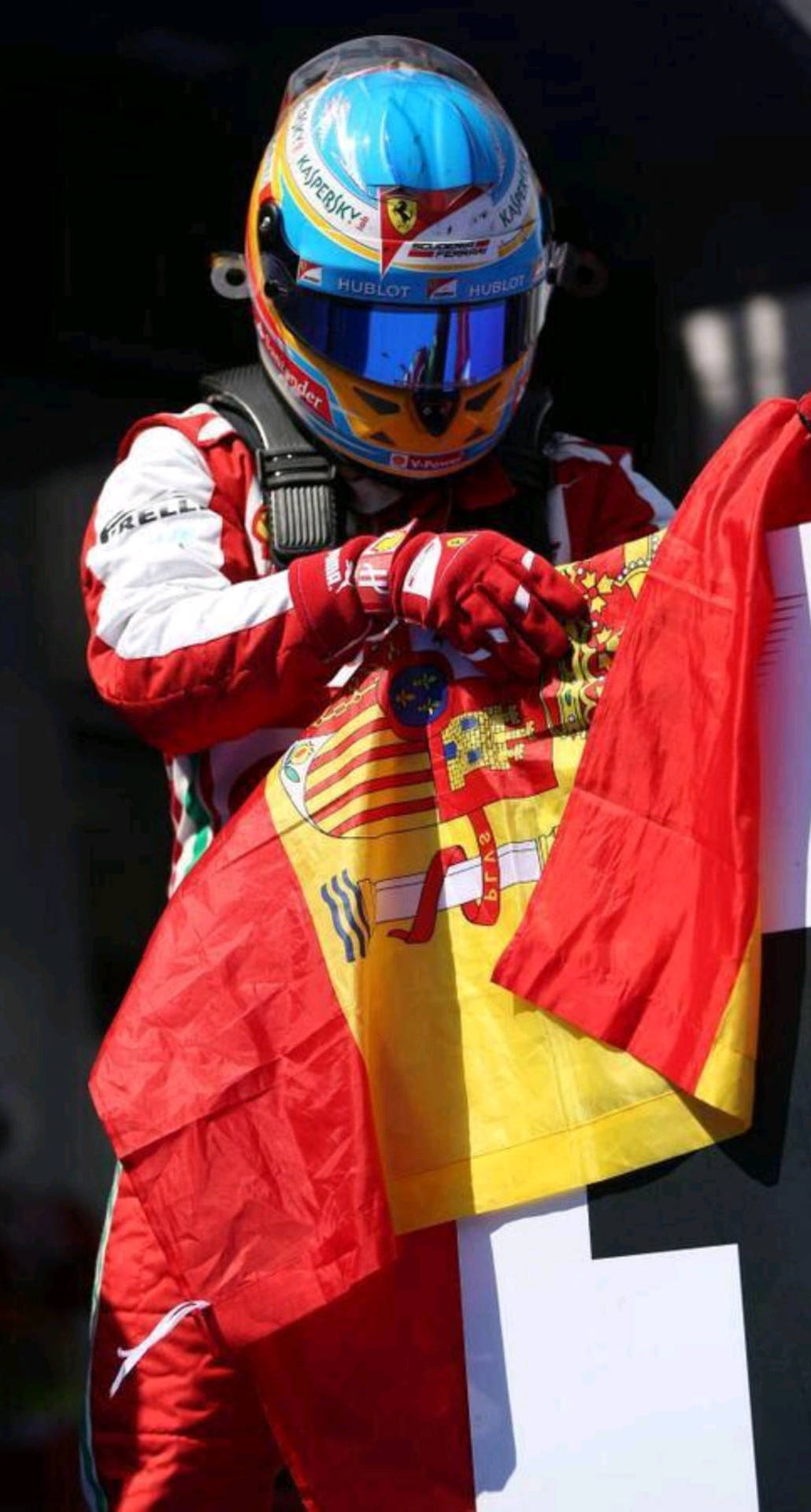 Fernandoalonso Con La Bandiera Spagnola. Sfondo