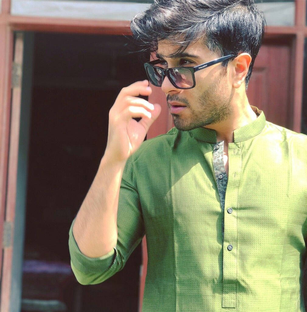 Prolific Indian Actor Feroz Khan in a Green Shirt Wallpaper
