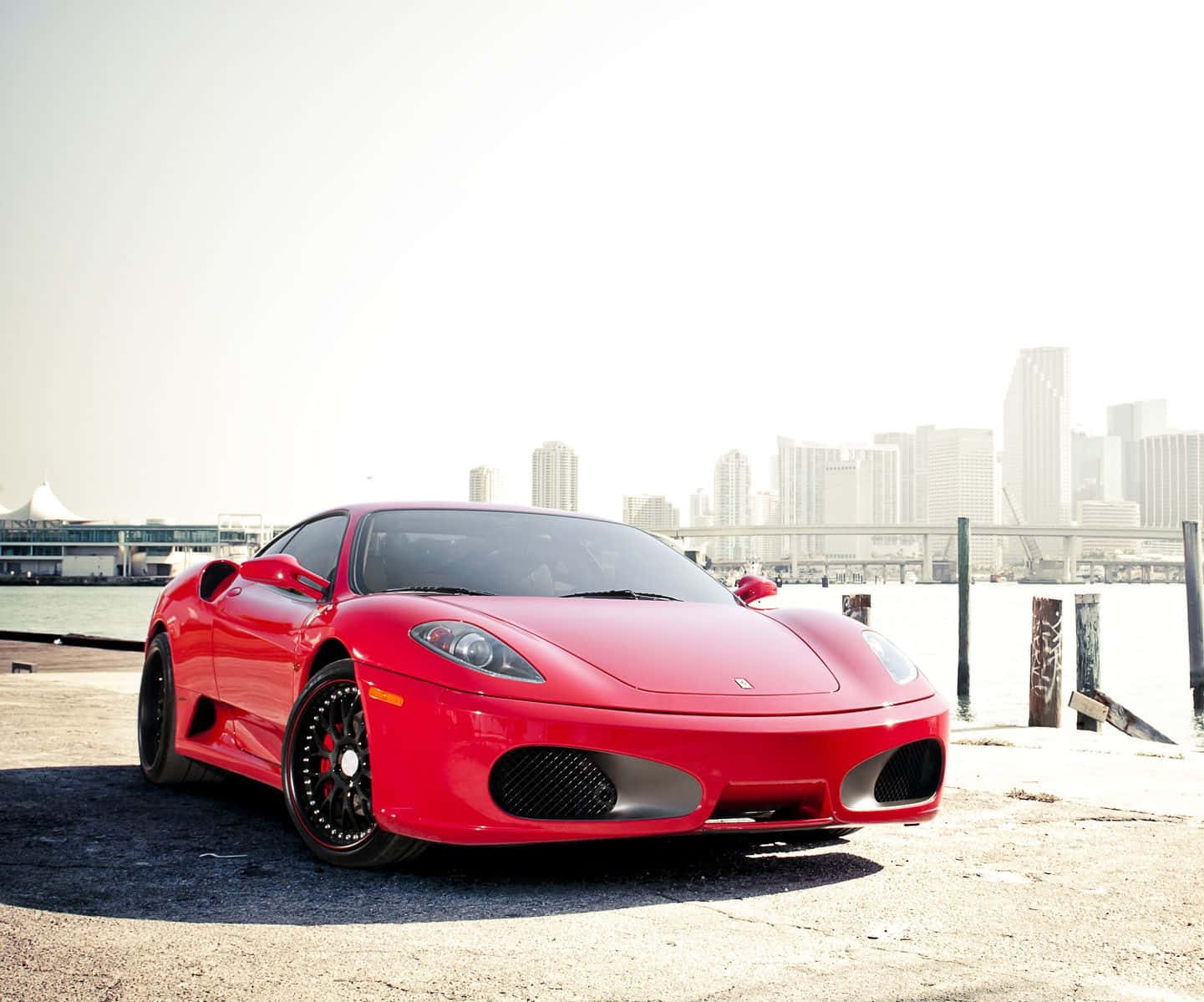 Impresionanteferrari 360 Modena Rojo Estacionado En Un Lugar Pintoresco Fondo de pantalla