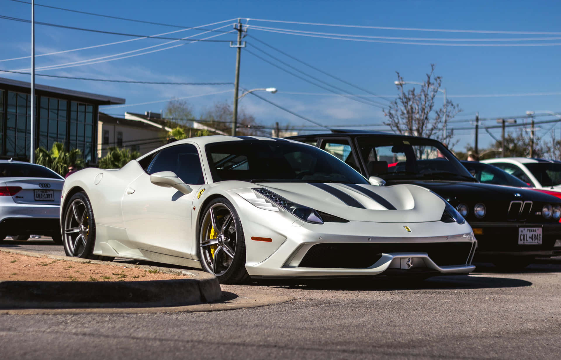 Bijschrift: Exclusieve Ferrari 458 Speciale Op De Racebaan Achtergrond