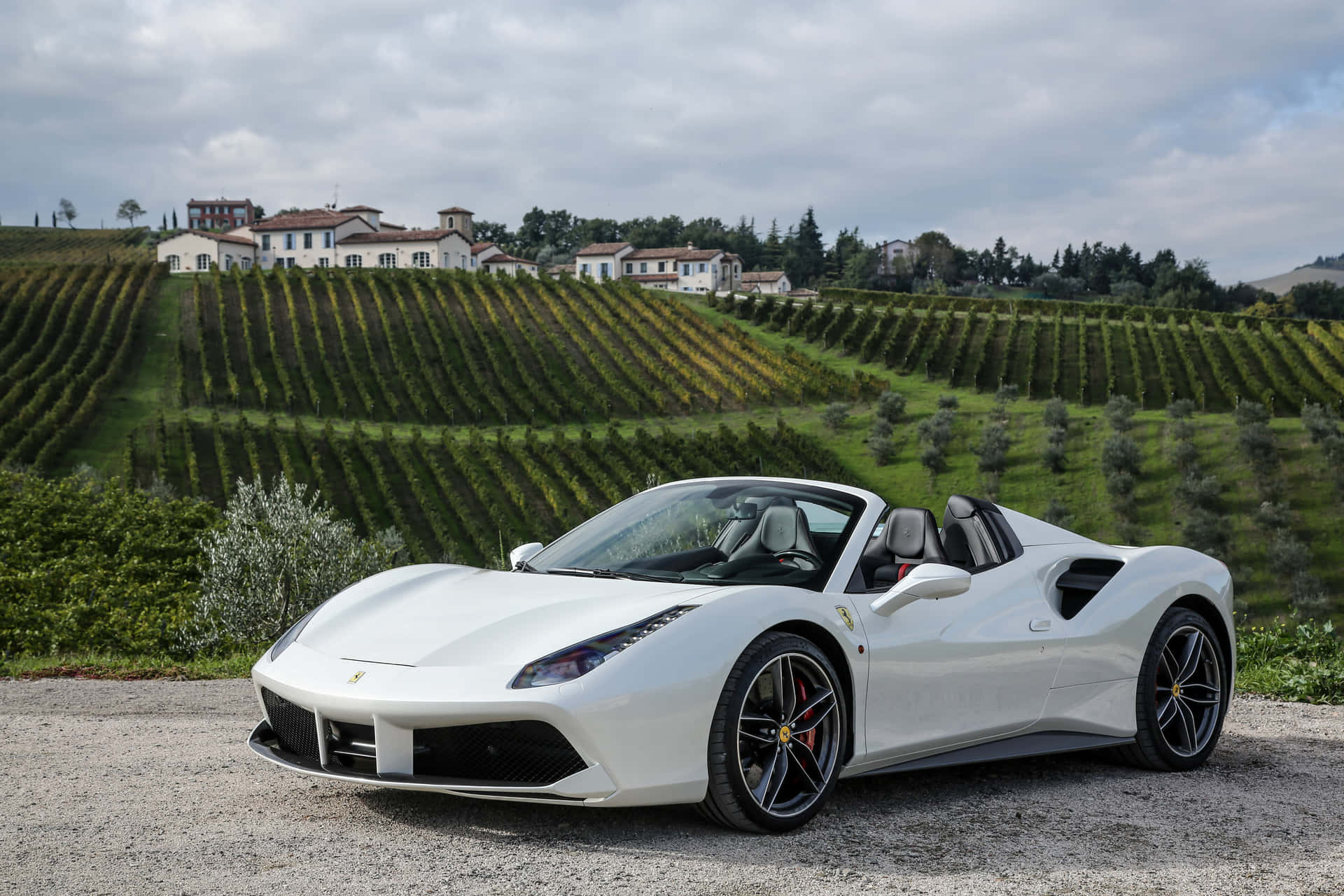 Impresionanteferrari 488 Spider En Movimiento Fondo de pantalla