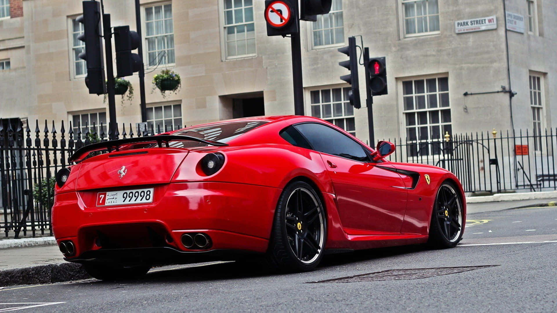 Ferrari 599 Gtb Fiorano Die Over De Open Weg Rijdt Achtergrond