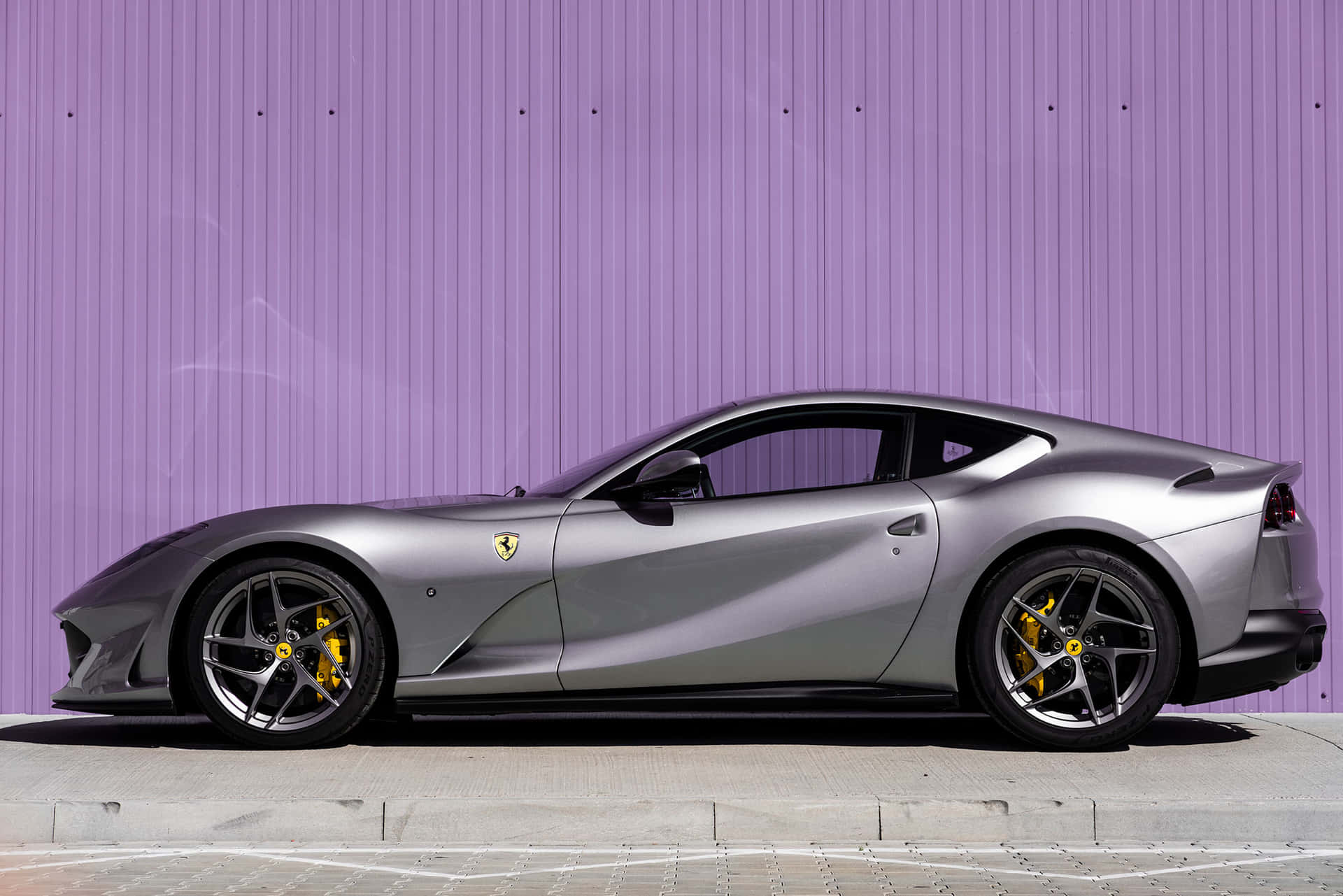 Adembenemende Ferrari 812 Superfast Op De Weg Achtergrond