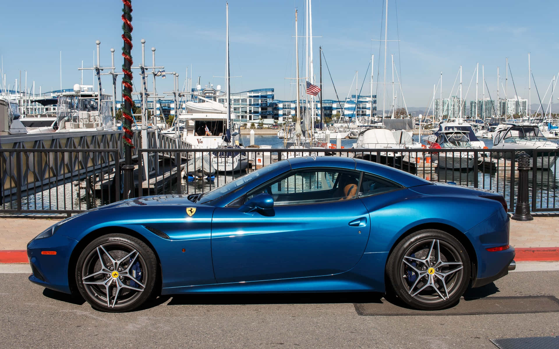 Smal Ferrari California T I Gylden Solnedgang Bakgrunnsbildet