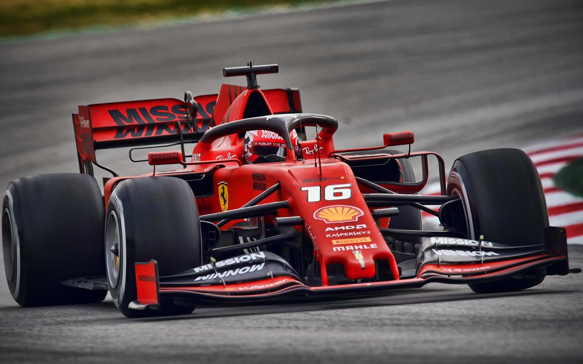Ferrari F1-bil kører på en bane tapet Wallpaper