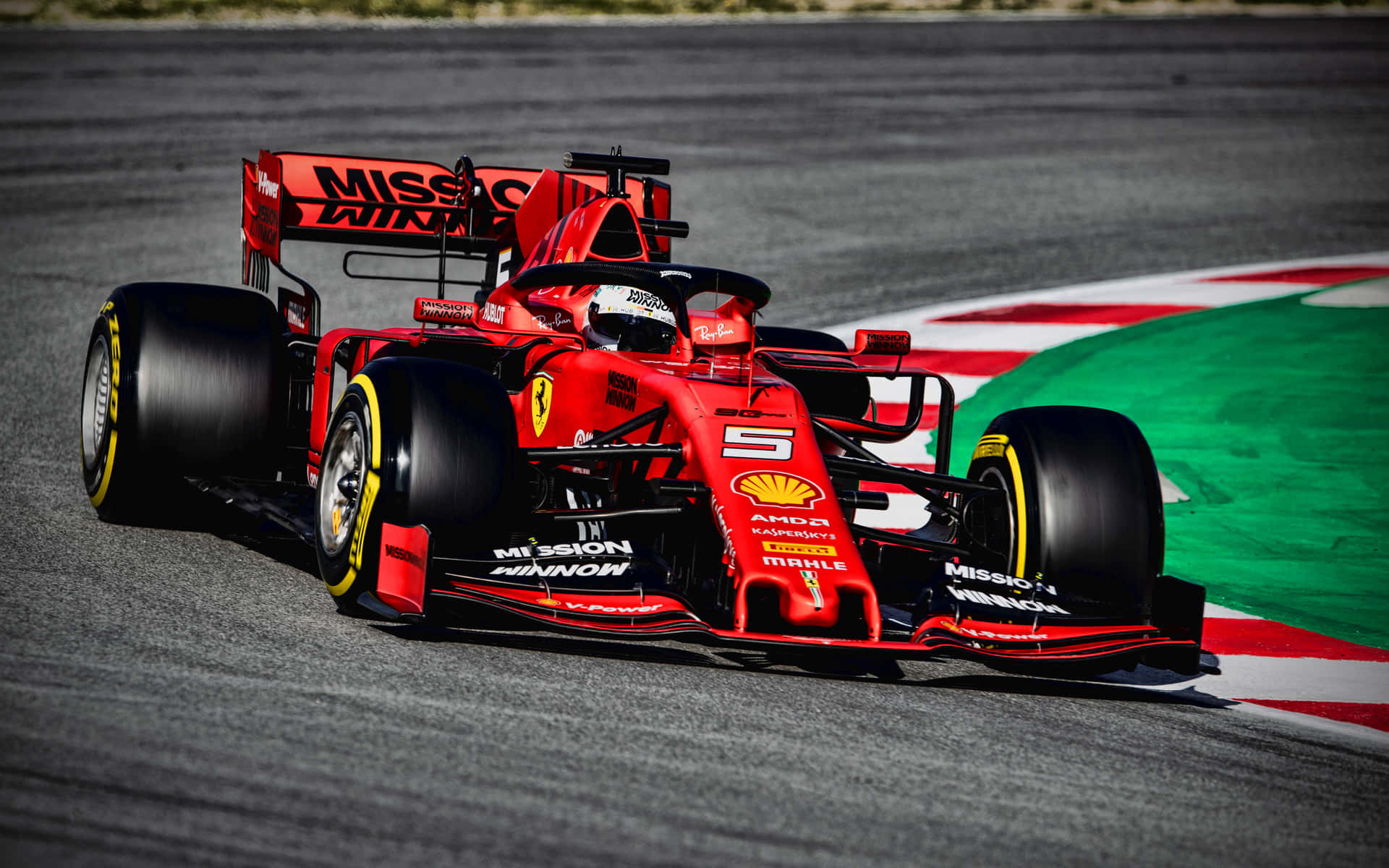 En Ferrari F1 kører på en bane. Wallpaper
