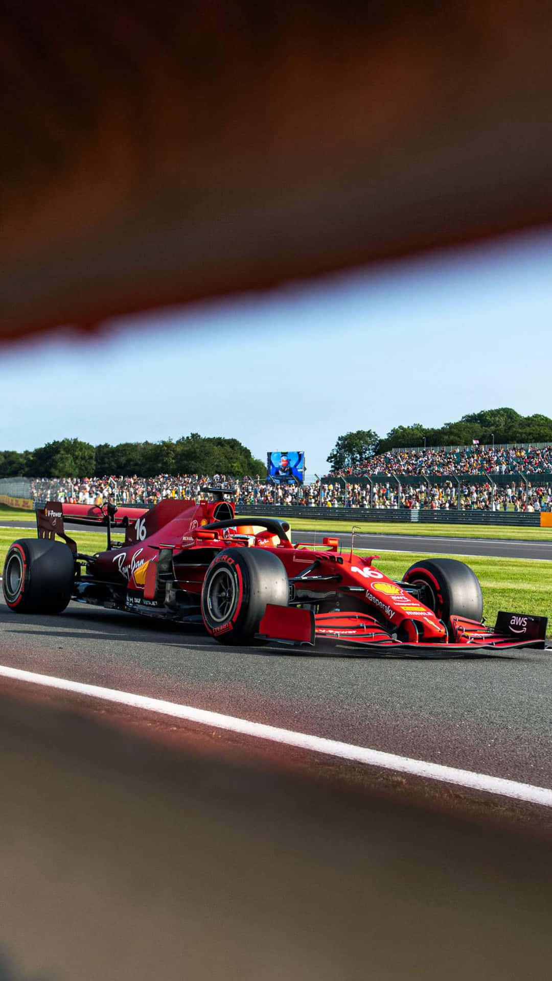 Ferraride Fórmula 1 Correndo Em Uma Pista. Papel de Parede