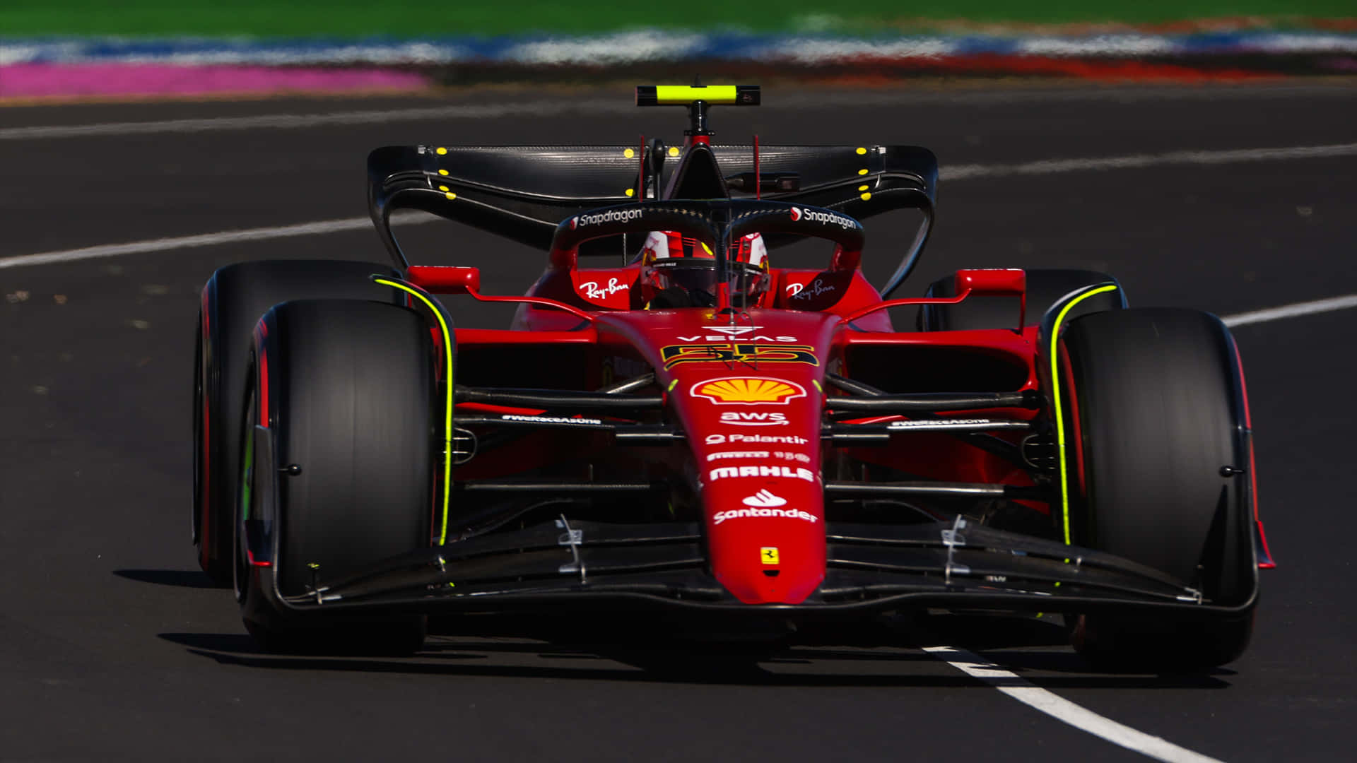 Ferrarif1 Durante I Test Della Scuderia Sfondo