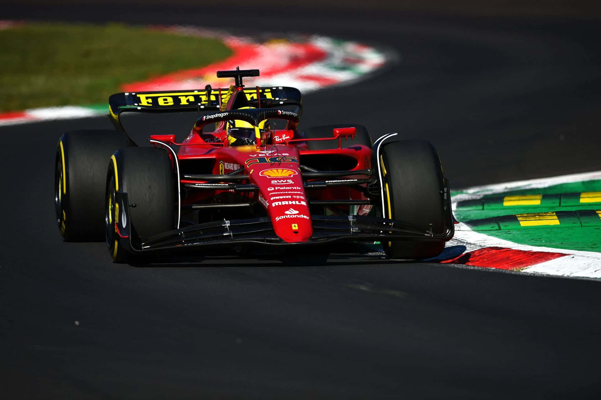 Se Kraften af Ferrari F1 bilen i aktion. Wallpaper