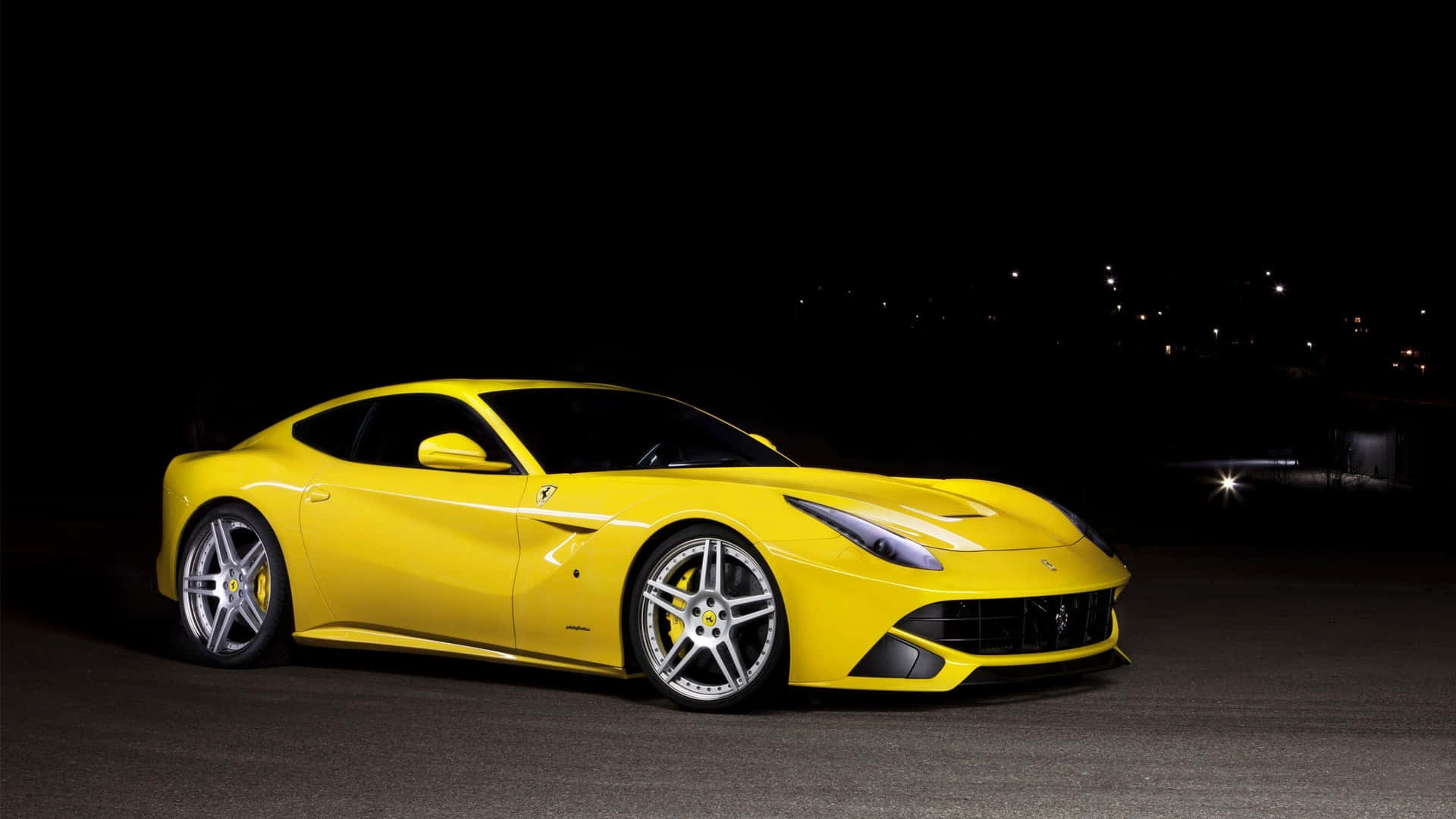 Elegantey Poderoso Ferrari F12 Berlinetta En Acción. Fondo de pantalla