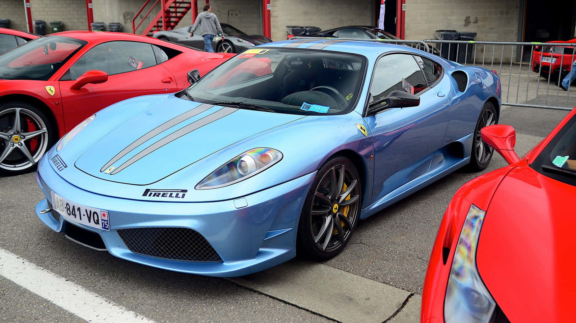 Ferrarif430 Acelerando En La Autopista Fondo de pantalla