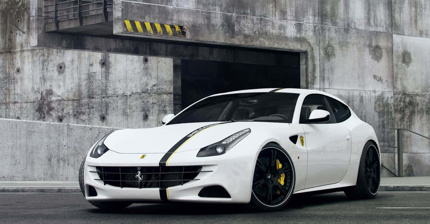 Elelegante Y Poderoso Ferrari Ff En Una Carretera Abierta. Fondo de pantalla
