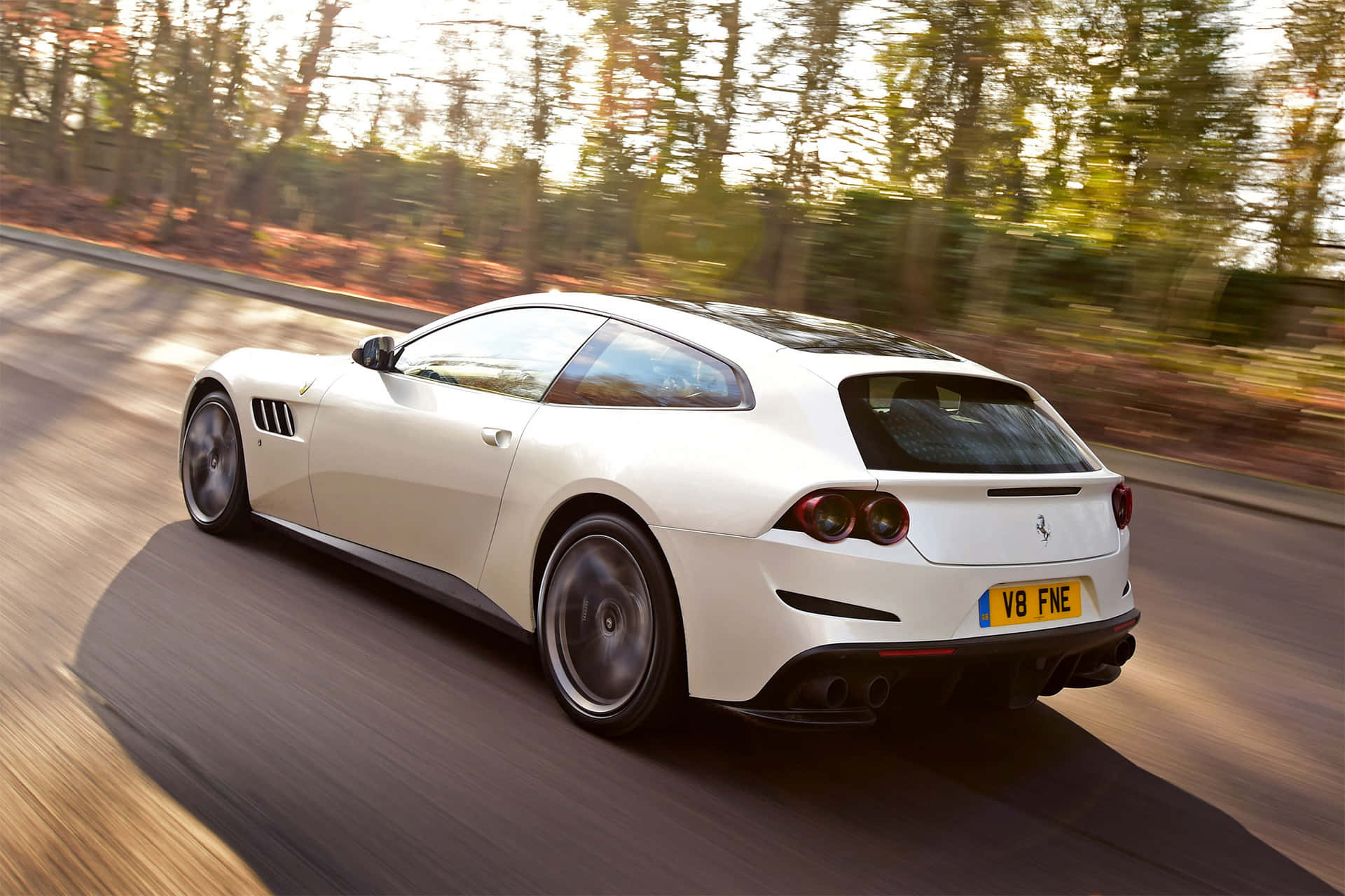 Ferrarigtc4lusso, Un Lujoso Automóvil Deportivo En La Carretera. Fondo de pantalla