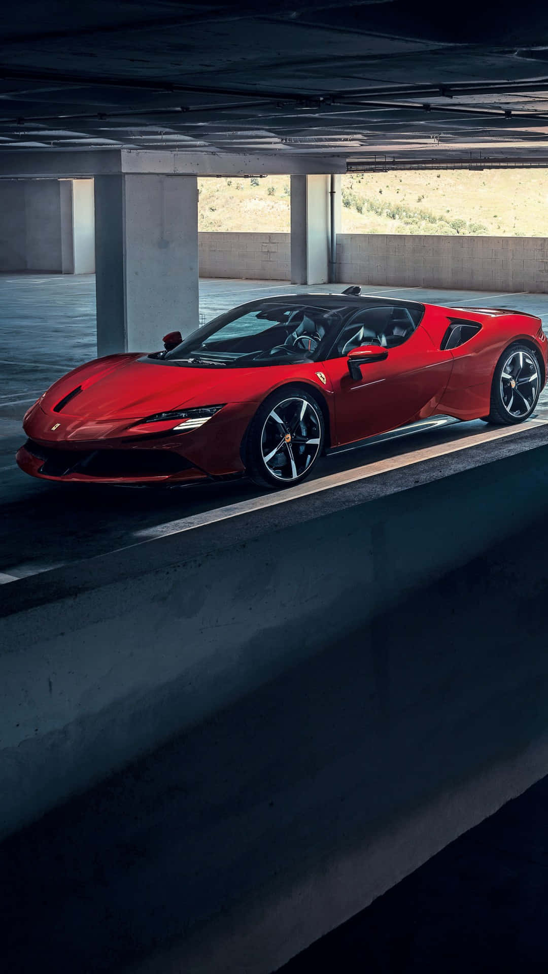 Ferrari488 Spider: Un Automóvil Deportivo Rojo Conduciendo En Un Garaje De Estacionamiento. Fondo de pantalla