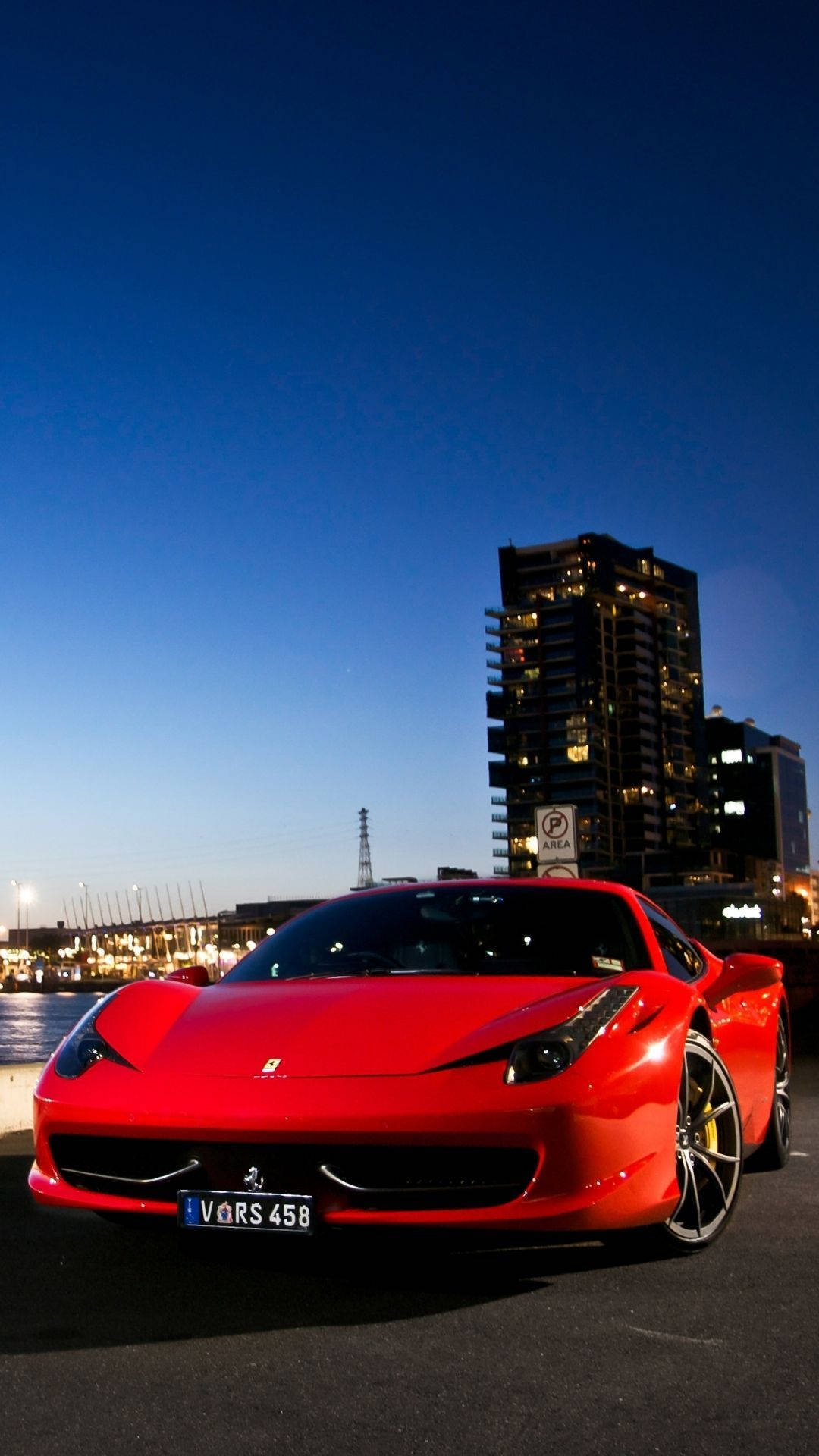 Rotes458 Ferrari Handy Während Der Abenddämmerung. Wallpaper