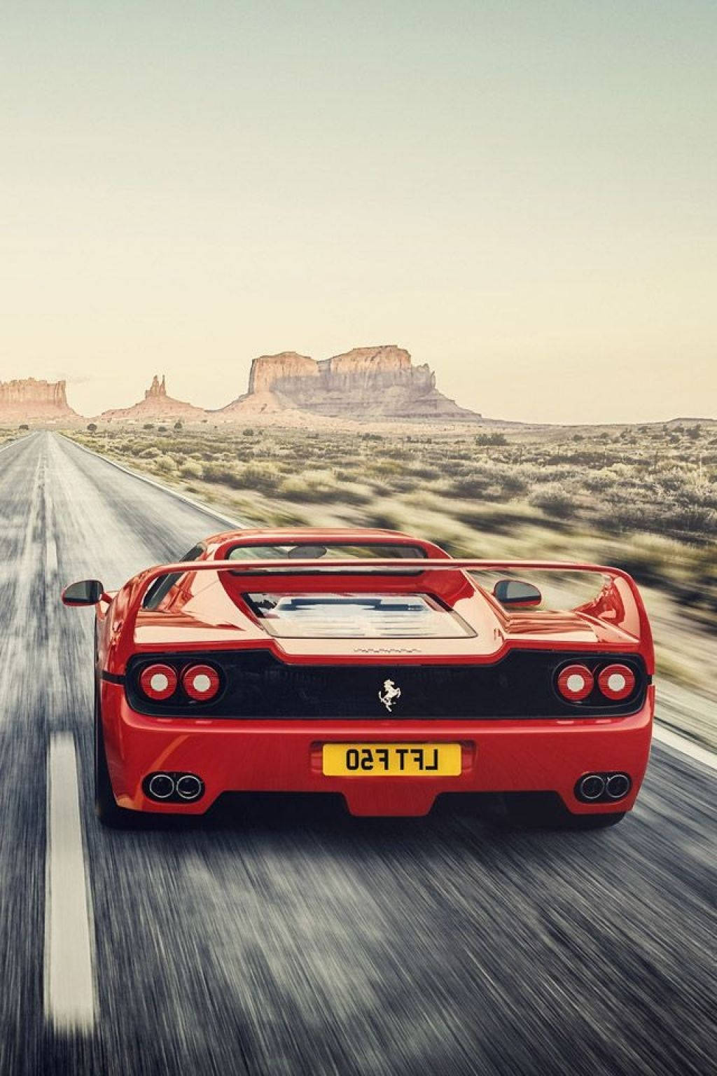 Telefonof50 Ferrari Rosso Su Strada Nel Deserto Sfondo