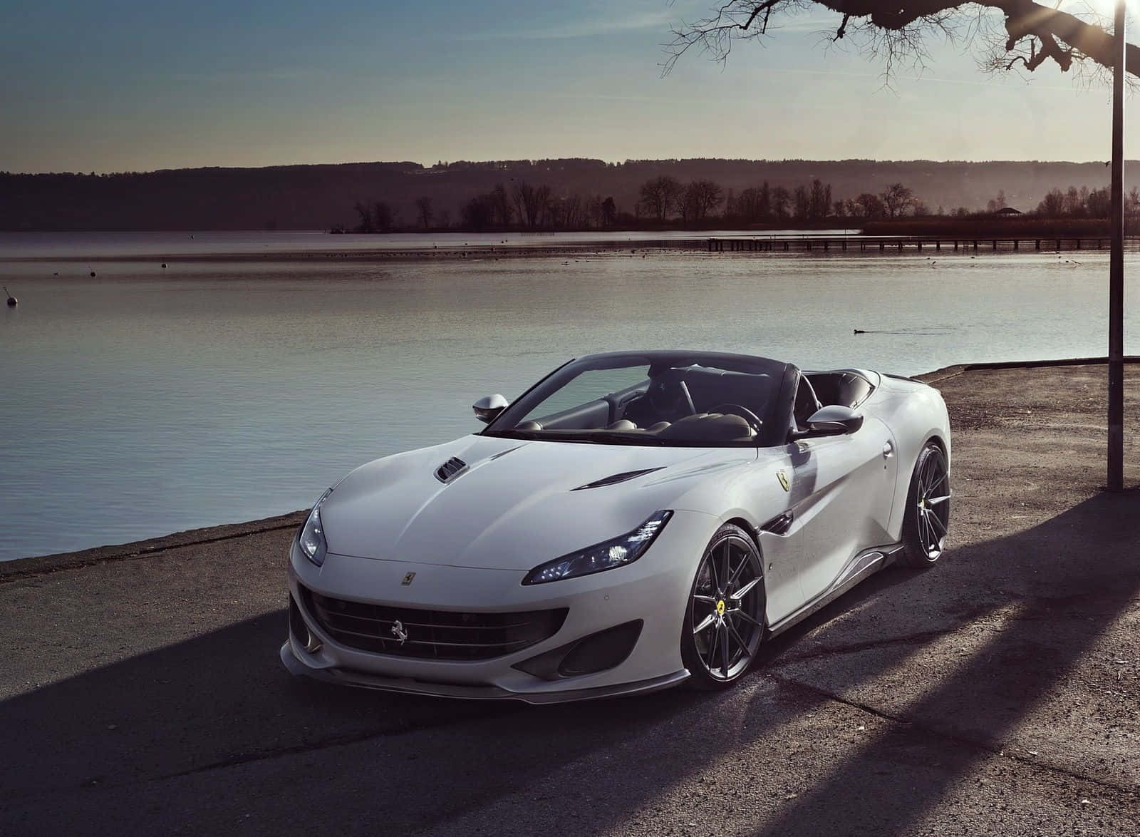 Ferrari Portofino Yang Elegan Dan Bergaya Melaju Di Jalan Terbuka Wallpaper